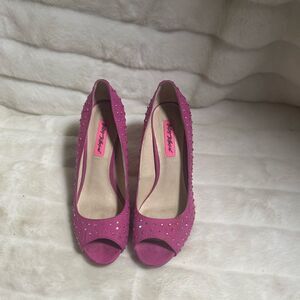 Betsey Johnson Carrie Hot pink fabric with jewels slip on heels peep toe SZ8.5